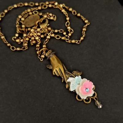 Collar Michal Negrin delicado tallado a mano rosa con caja de regalo de cristal de Swarovski Foto 1 de 4