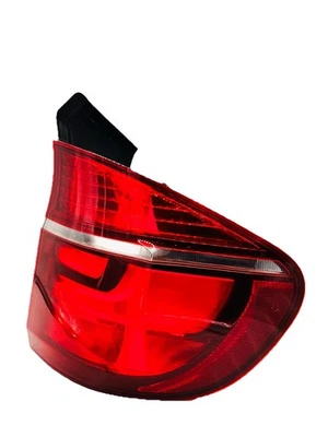 Luz trasera exterior derecha BMW X5 X5M E70 2011-2013 63217227792 OEM usada Foto 1 de 4