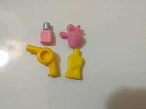 Lote de 4 accesorios de baño miniatura para casa de muñecas secador de pelo perfume  - Imagen 1 de 3