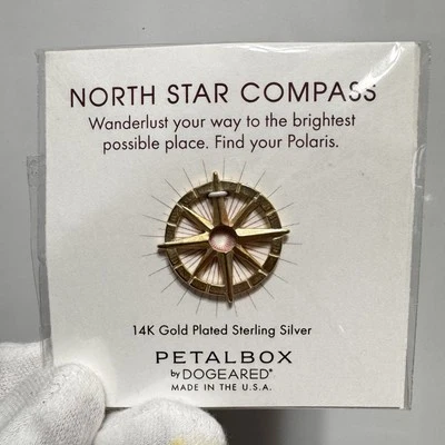 Dogeared PetalBox Plata de Ley 14 Chapado en Oro Estrella del Norte Brújula Ficha Colgante Foto 1 de 3