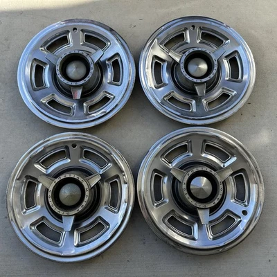 Pontiac GTO 1965 y tapacubos giratorios LeMans como se encontraron originales OEM Foto 1 de 4