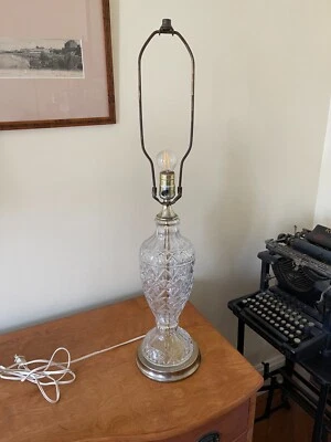 Lámpara de mesa de 30" de vidrio de corte transparente con acabado de latón patinado y base en tono dorado Foto 1 de 4