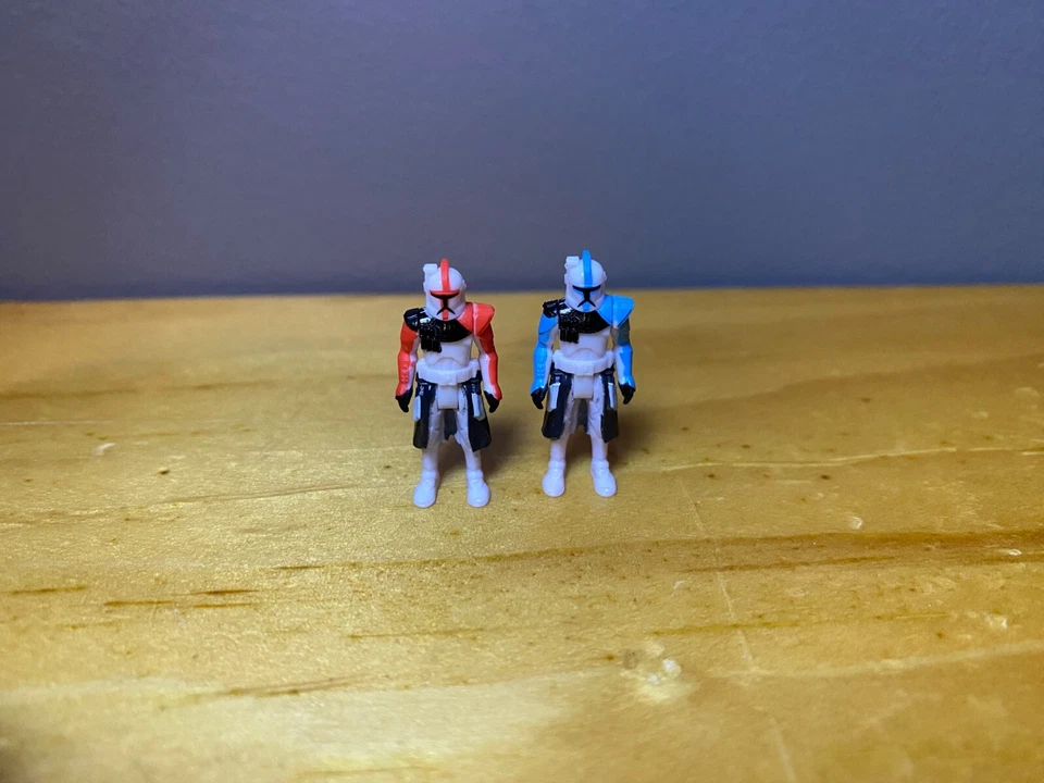 Bonecos Star Wars Micro Galaxy Squadron ARC Trooper vermelho e azul Clone Wars - Imagem 1 de 4