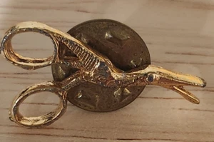 TIJERAS DECORATIVAS PARA PÁJAROS COSTURA VINTAGE CIGÜEÑA GRÚA SOLAPA PIN TONO DORADO - Imagen 1 de 3
