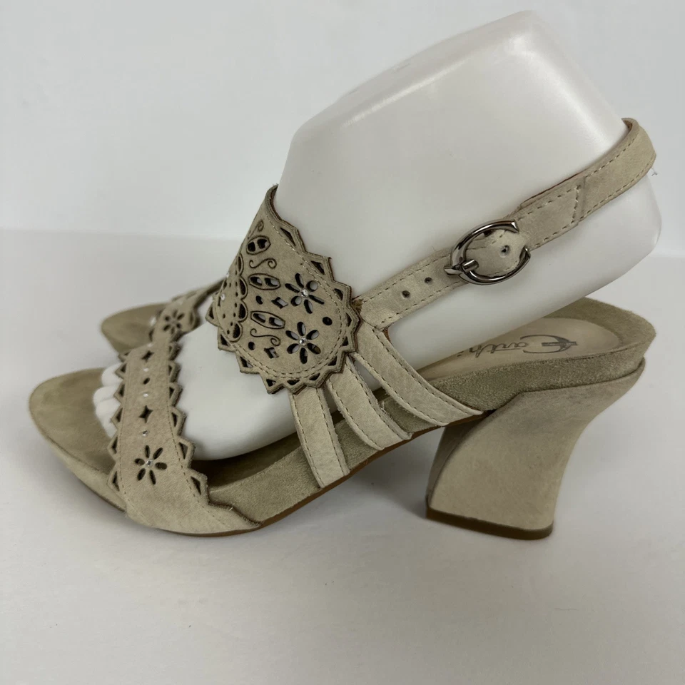 Sandalias Earthies Rosarito de cuero beige con cordones adornadas corte láser talla 7,5B Foto 1 de 4