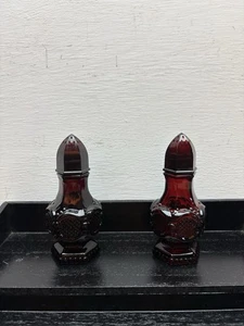 Avon Vintage 1876 Colección Cape Cod Vidrio Rojo Rubí Salero y Pimentero Coc - Imagen 1 de 7