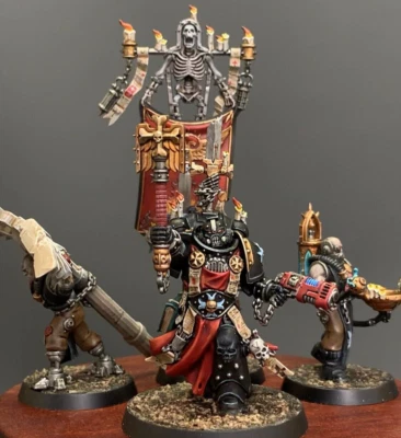 Figura pintada de preventa de capellán Grimaldus y séquito Warhammer 40K Marines Espaciales Foto 1 de 4