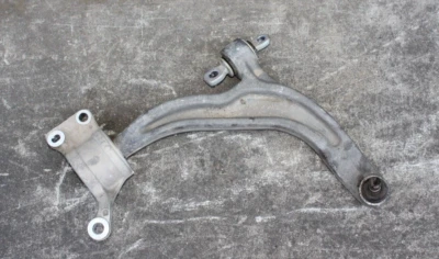 Правый передний нижний рычаг управления подходит для Chrysler Pacifica Voyager (Cr8) 2017-2024 годов выпуска - Изображение 1 из 4