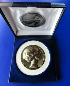 NETHERLAND BRONZE MEDAL. KONING DER NEDERLANDEN BEATRIX 1980 in box   Ø 45,0mm - Picture 1 of 9