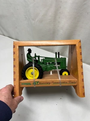 ~VTG.~ NUEVO EN CAJA "ERTL 40 ANIVERSARIO. CUERPO Y LLANTAS DE METAL FUNDIDO A PRESIÓN NEUMÁTICO DE GOMA 1/16 TRACTOR Foto 1 de 4