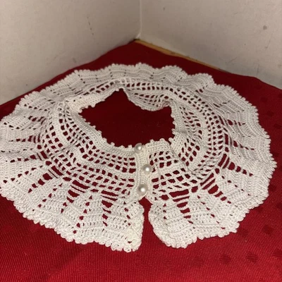 Collar de encaje cromado hecho a mano vintage, con accesorio de cierre de botón de perlas Foto 1 de 4