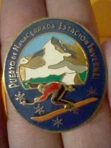 NAVACERRADA INSIGNIA ESTACION INVERNAL ALPINISMO ESQUI INSIGNIA LATON 3,7 CMS - Imagen 1 de 2