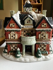 Dorfplatz Mervyns beleuchtete Schule 1996 - Bild 1 von 7