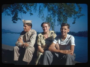 Retrato de familia de frontera roja junto al agua con joven en uniforme militar - Imagen 1 de 2