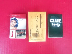 Juego CLUE 21 Cartas de Detective Confidenciales 2002 Sobre Sospechosos Armas Piezas - Imagen 1 de 2