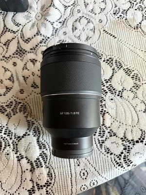 Lente Samyang 135 mm f/1,8 FE - Usada/Excelente Estado Montaje E Foto 1 de 4