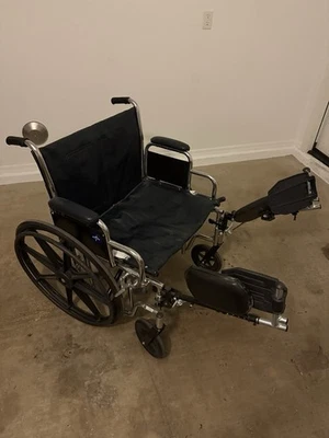 Silla de ruedas manual ligera con reposapiés elevadores plegable ayuda a la movilidad Foto 1 de 4