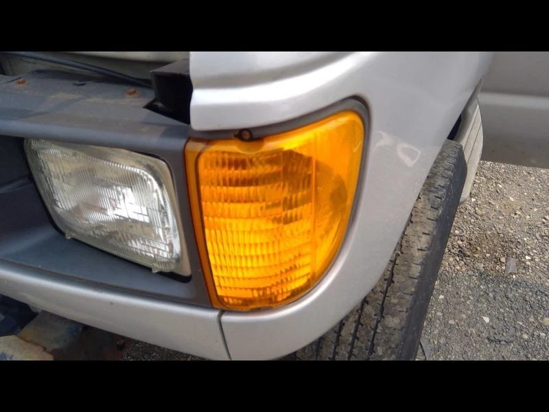 Conjunto de luz antiniebla señal de giro para conductor izquierdo Ford E150 2006 usado OEM Foto 1 de 1