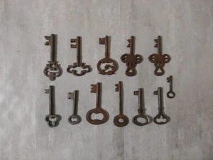 Konvolut 12 antike Skelett Schlüssel für Vintage Schlösser Möbel Schränke Deko - Bild 1 von 11