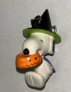 Snoopy Keychain Vintage Halloween Witch Peanuts KeyRing - Picture 1 of 5