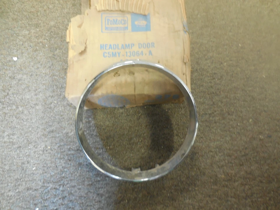 Nuevo de Lote Antiguo 1965 Mercury Meteor Faro Bisel Derecha C5My-13064-A Foto 1 de 4