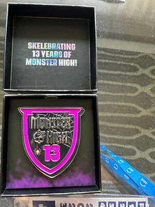 Pin esmaltado SDCC 2023 Mattel exclusivo Monster High 13 años edición limitada NUEVO - Imagen 1 de 7