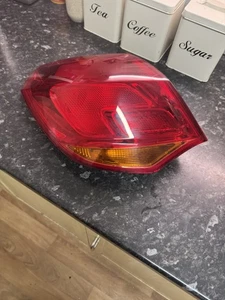 Luz exterior trasera estándar del lado del pasajero Vauxhall Astra J MK6 2010 WUU46 - Imagen 1 de 8