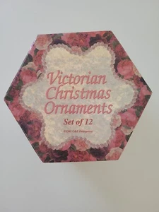 Juego de 12 bolas de corazón vintage de adornos de árbol de Navidad victoriano C&F Enterprise - Imagen 1 de 2
