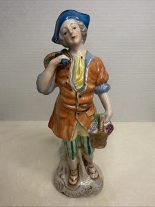 "Estatuilla de porcelana de un niño con una cesta Meissen o un estilo Meissen de 10"" de alto" - Imagen 1 de 10