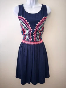 Mara Hoffmann Kleid geometrisch bestickt Cut Out Rücken Gr. 8 blau rosa Knie - Bild 1 von 6