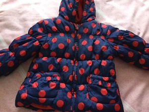 STIEFEL MINI CLUB MARINEBLAU & ROT GEPUNKTET MANTEL 12-18 INNEN FLAUSCHIG IDEAL ZUM AUSSPIELEN MANTEL - Bild 1 von 6