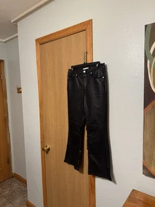 Pantalones de mezclilla de tiro alto Loft "The Kick Crop" talla 6/28 recubiertos negros lisos con abertura lateral - Imagen 1 de 5