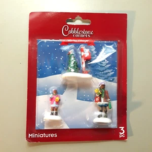 Juego de 3 estatuillas de Navidad en miniatura Cobblestone Corners Winter Village - Imagen 1 de 5