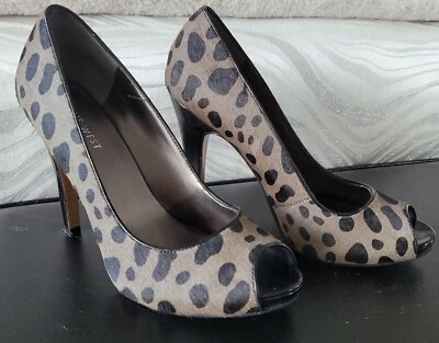 ZAPATOS TACÓN NINE WEST NWESCHER 4.5" 8M (AJUSTE 7.5M) PIEL ESTAMPADO ANIMAL GRIS/NEGRO Foto 1 de 4