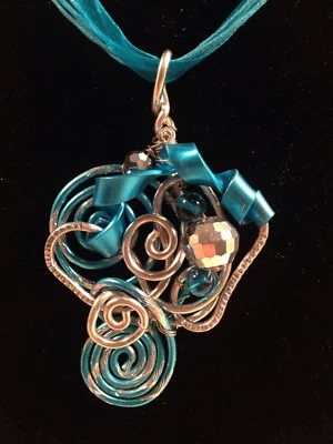 Colgante hecho a mano original de Tara al azar en turquesa y plata Foto 1 de 4