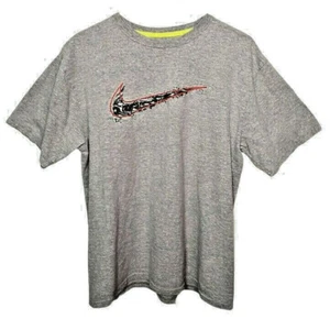 Nike Swoosh Logo Schwarz Grau Rot Grafik Kurzarm T-Shirt Herren Gr. L - Bild 1 von 3