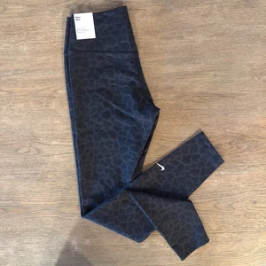 NUEVO Nike Dri-Fit Brillo Leopardo Leggings-Negro Estampado Animal-Para Mujer SML-PRECIO DE VENTA SUGERIDO POR EL FABRICANTE $60 - Imagen 1 de 18