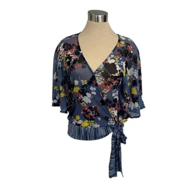 Top drapeado transparente estampado azul New York & Co. XS con mangas aleteadas Foto 1 de 4