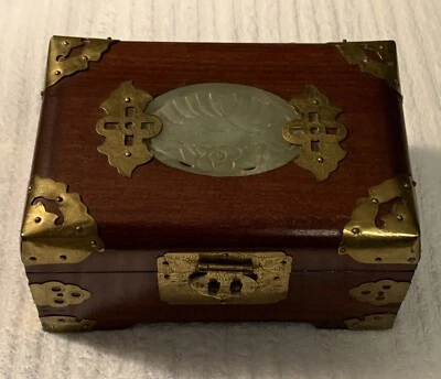 ¡¡OFERTA!!  ANTIGUA JOYERA ORIENTAL DE PALO DE ROSA/JADEÍTA/LATÓN/ROSA FORRADA DE SATÉN ¡Rara! Foto 1 de 4