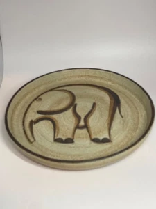 Plato de pared de cerámica con diseño de elefante "735, firmado por Sgrarfo, 8,25" de diámetro - Imagen 1 de 2