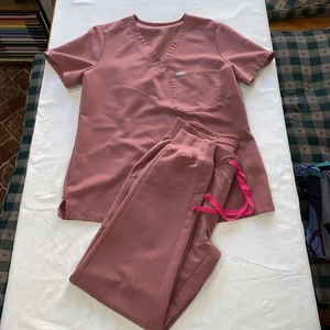 Figs Rose Pink Scrubs Small Catarina One Pocket Top & Figs Fitted Ankle Pants - Picture 1 of 9