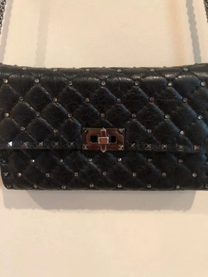 Bolso Bandolera Valentino Garavani Piel de Cordero Arrugada Acolchado Rockstud Negro $2195 Foto 1 de 4