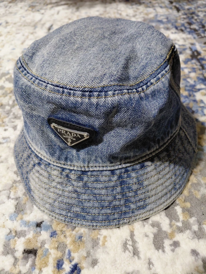 Sombrero cubo de mezclilla azul claro para mujer Prada Milano talla M hecho en Italia 100 % algodón Foto 1 de 3