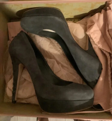 Prada MIU MIU Auténtico Gris Asfalto Gamuza Cuero-Decoración Tacones 8.5 Certificado de Autenticidad-Precio de venta sugerido por el fabricante $985 Foto 1 de 4