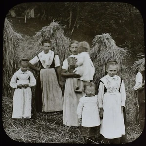 Magic Lantern Slide BAVARIAN FAMILY NO3 C1900 PHOTO GERMANY FRISCHE WIRDSCHAFT - Picture 1 of 3