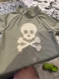 Gymboree rash guard swim shirt. NWOT Size 4 Pirate/skull & Cross Bones Kids - Picture 1 of 6