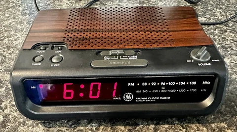 Vintage Alarm Clock Bedroom Radio Wood Grain GE 7-4613D Old School Bedside Radio Cover