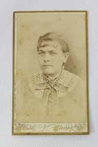 Gabinete Tarjeta Foto Retrato Mujer Victoriano Vestido Cuello de Encaje - Imagen 1 de 2