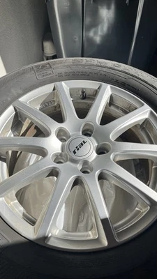 Semperit Winterreifen auf 5 Loch Alufelgen zu verkaufen.  215/65R16H ein Satz - Bild 1 von 4