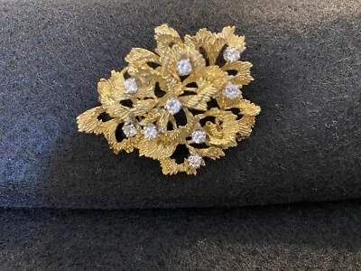 Broche de hoja de oro amarillo de 18 K con nueve diamantes Foto 1 de 4